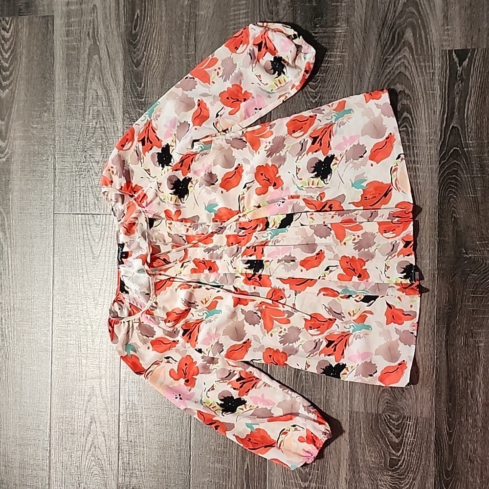 ❄️ Womyn floral, tie neck Blouse ❄️